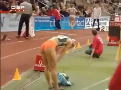 Su savo mylimuoju, brunetė pakliuvo į užpakalį.