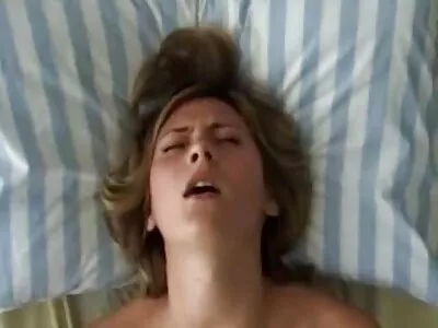Užtikrintai įžengė į didžiulį juodą penį brandžioje blondinėje.