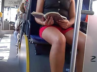 Vyras maloniai dulkina užpakalį ir pūlingą su pakilusiu pipiru.