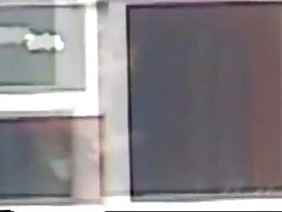 Atletiškas vyriškis įsiskverbia į arabų užpakalį ant sofos.
