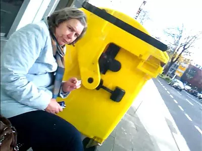 Ant sofos, blondinės pakliuvom užpakaliukas vėl ima varpą.