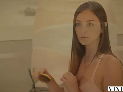 Siauraakis kalytė vibratoriumi masažuoja gauruotą moterį ir nuo jo dejuoja.