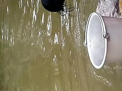 Nuoga juodos moters pūlinga užšoka ant tamsaus vaikino nario.