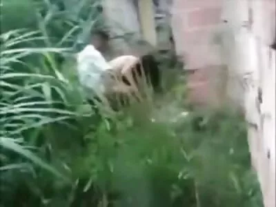 Drąsūs vaikinai dulkina vieną bičiulį iš dviejų pusių.