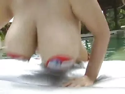 Tvirtas plikas vyras plaktuku mergaitei į užpakalį.