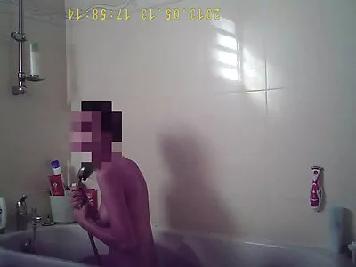 Barzdotas vyras dulkina gražią merginą jos pūlingoje su kreivu peniu.