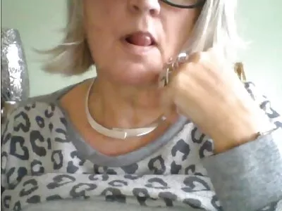 Gražuolė Jessica Sven nusprendė išbandyti storą gaidį savo užpakalyje.