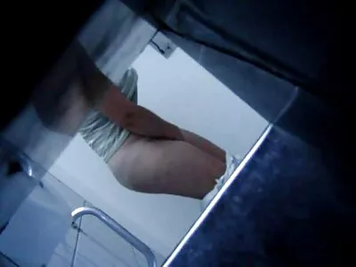 Masyvi viščiuko penis eina aplink asilo skylę.
