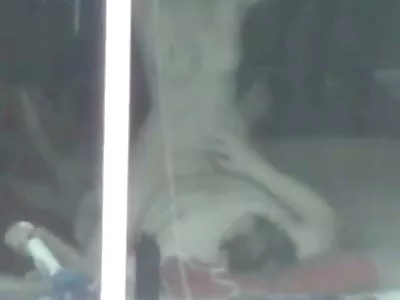 Vaikinas dviem pirštais ir peniu pakliuvo į vagį lovoje.