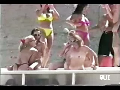 Dude in raudonas masturbates jos alkanas užpakalį.