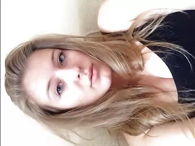 Graži blondinė turi penį giliai į užpakalį.