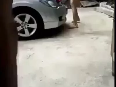 Rožinės draugės puikiai dulkinasi ant lovos.