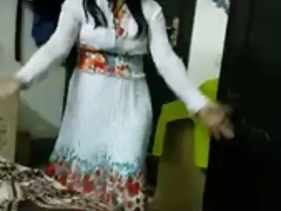 Graži šviesiaplaukė mergina įgauna šunišką stilių tiesiai virtuvėje.