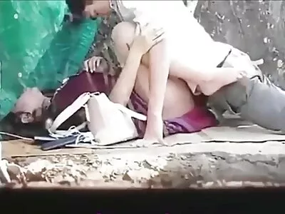 Tuo pačiu metu jis dulkina merginą su peniu ir dilde į švelnias skylutes.