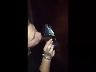 Tvirtas vaikinas perveria merginos analinį kaulelį.