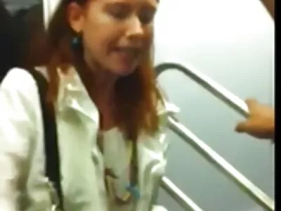 Balta kalytė nusimovė kelnaites ir atsipalaidavo su juodu vyru miegamajame.