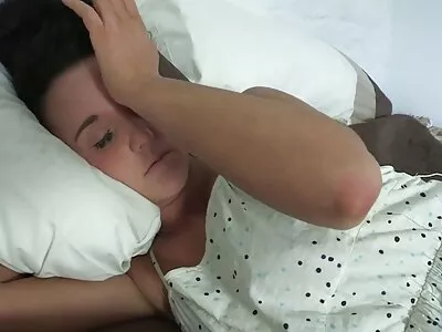 MILF su didelėmis krūtimis davė sekso pusryčius jaunajai pipirai.