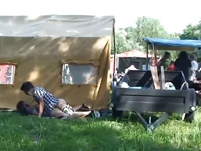 Pasipūtęs klientas prikaustė nagus krūtinę masažuotoją.
