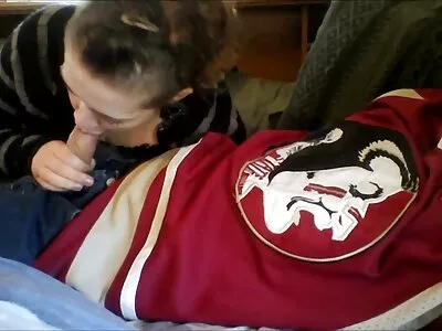 Ji prispaudė pirštus prie makšties, kad masturbuotųsi.