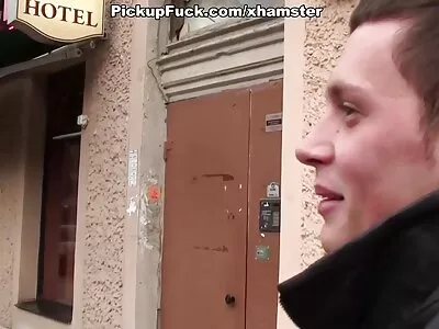 Swarthy busty ponia pirštų jos pūlingas su dildo.