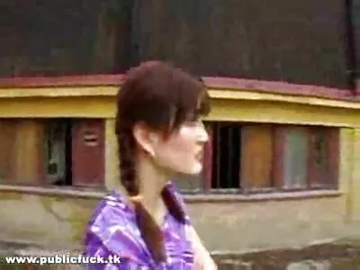 Gimnastas duodamas įvairiomis pozicijomis ir dejuoja.