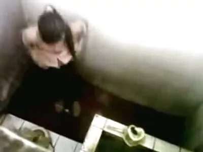 Bičiulis storomis kojomis aprūpino darbingą užpakalį.
