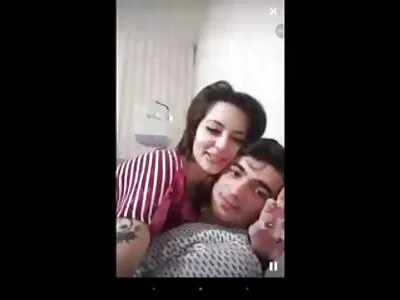 Booty girl masturbates ir pūlingas ir užpakalį tuo pačiu metu.