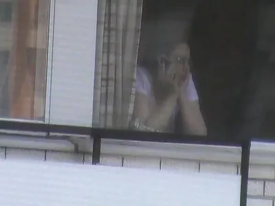 Drąsi brunetė bando juodus moteriško vyro penius.