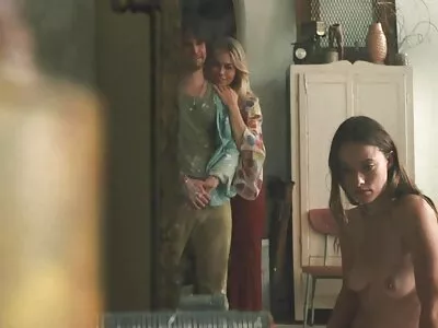 BDSM mylėtojas šėlsta su prašmatnių apetitą keliančių formų moterimi.