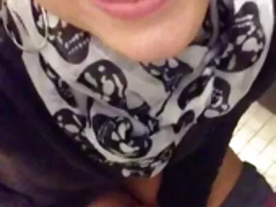 Chubby apskretėlė kojinėse suteikia blowjob ir važiuoja gaidys.