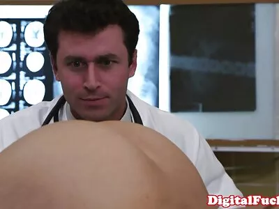 Graži brunetė leidžia varpą iki užpakalio.