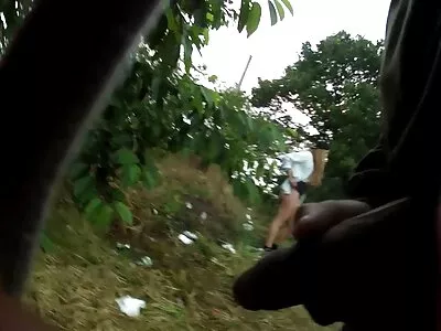 Masturbuojanti viščiukas įkišo dildę į užpakalį.