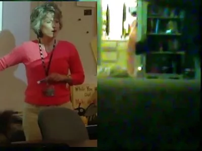 Nesudėtingas vyras dulkina plikai moteriai į užpakalį.