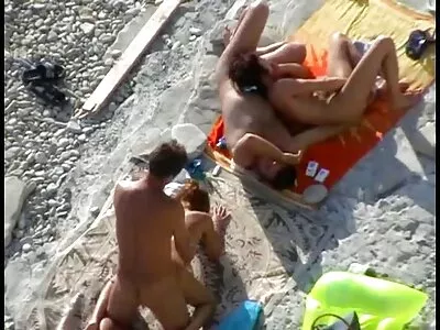 Suakmenėjęs penis įstrigo pūkuotame mulate ant sėklidžių.