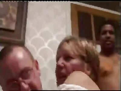 Juodasis ponas lėtai dulkina mergaitę į užpakalį.