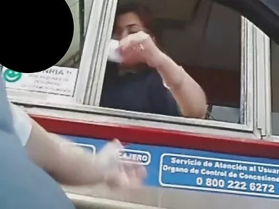 Norėdamas atsipalaiduoti ir pabaigti, jis pakliuvo mergaitei tarp papų.