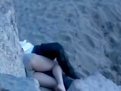 Išdykęs pakliuvom artima mergina po paplūdimio.