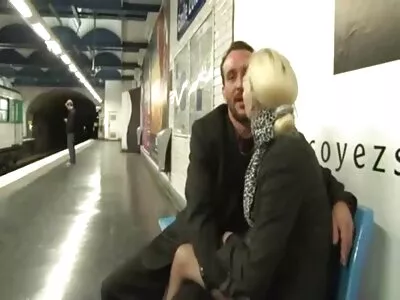 Nepasotinama moteris įkiša į skylutes raudoną žarną.