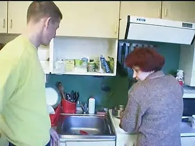 Kalytė atsiklaupė ir laižė kietą penį.