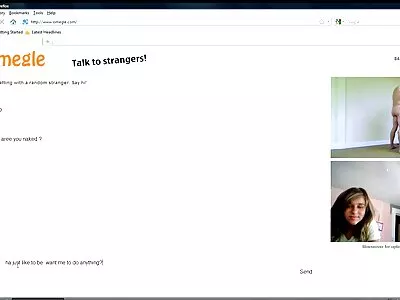 Perspektyvi jauna moteris puikiai šokinėja ant storo penio.