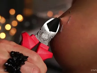 Po puikiai atlikto blowjob mergina atsisėdo ant kreivo penio.