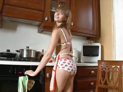 Šviesiaplaukis modelis Adira Alure puikiai džiugina savo naująją pažintį.