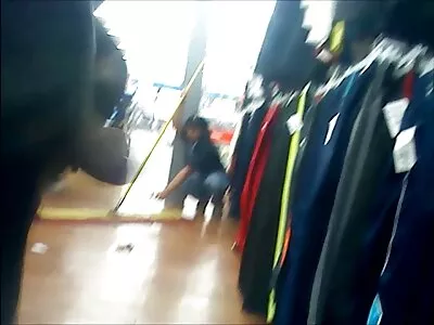 Karšta apskretėlė šoka ant penio ir dejuoja iš malonių pojūčių.