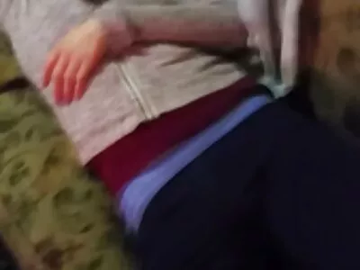 Blondinė paima du narius iš karto į savo skyles.