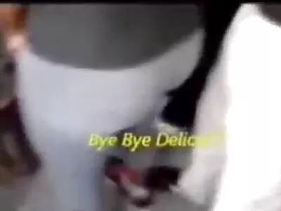 Miela Azijos mergina duoda blowjob savo mylimajam.
