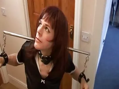 Įstumia geltoną pripučiamą gaidį į savo erdvią skylę.