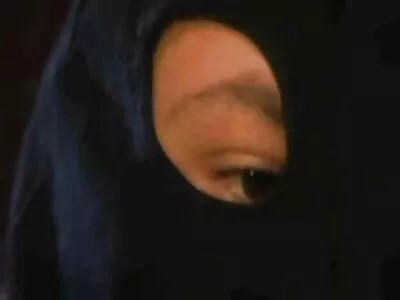 Slampinėja podukra erzino savo patėvį ir gavo jo gaidį į užpakalį.
