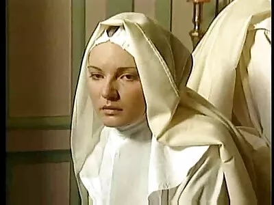 Juodaplaukė seksuali mergina pakliuvom su gydytoju.