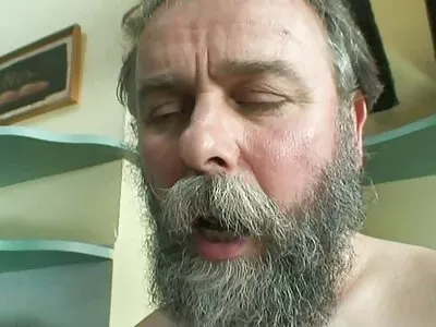 Iš pūlingo sėkla šovė į atsipalaidavusią dangtelį.
