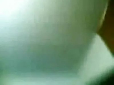 Vaikinas su stačia nare pasodino gražuolę į kunką.